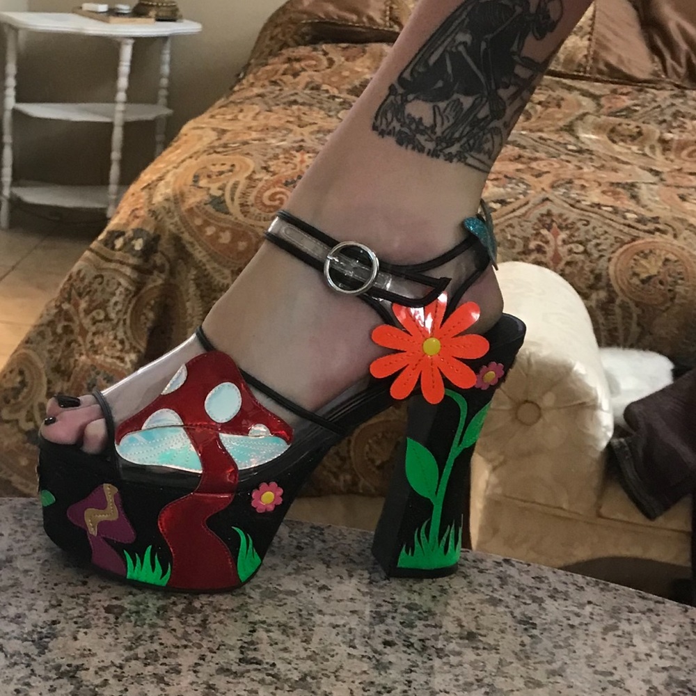 🍄🌸🌼 Super Glam Dolls Kill Magic Mushroom Platforms 
🍄🌸🌼 Worn once